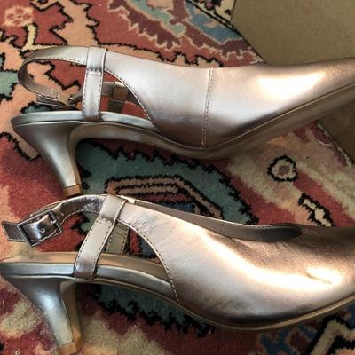 Ladies New & Used Shoes 8-8.5 (Paul Green Boston Bootie Size 8 New) -Lot 230