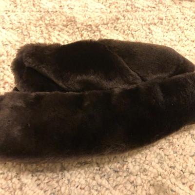 One Vincent Umbrella & Four Hats -Lot 206