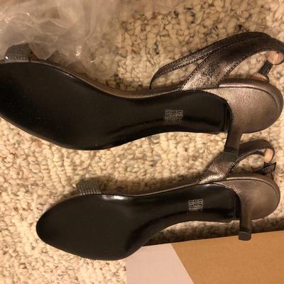 Ladies Mixed Dress Shoes, Loafers, Sandals (Some New) -Lot 202