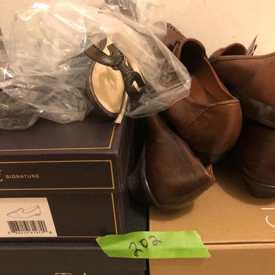 Ladies Mixed Dress Shoes, Loafers, Sandals (Some New) -Lot 202