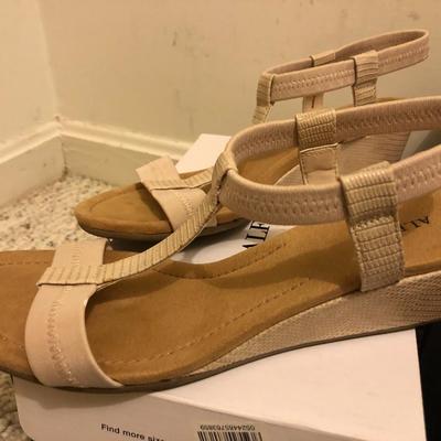 Ladies Shoes Sandals 8M/8.5M, Eileen Fisher, Sarto, Tommy Hillfiger & more -Lot 200
