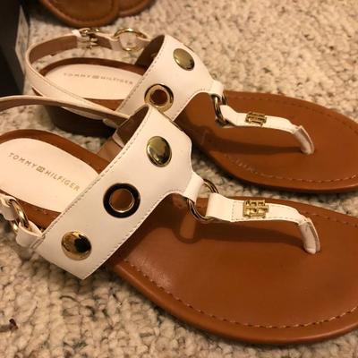 Ladies Shoes Sandals 8M/8.5M, Eileen Fisher, Sarto, Tommy Hillfiger & more -Lot 200
