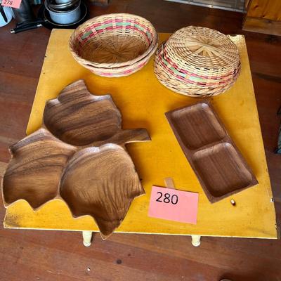 Lot of baskets & trays
