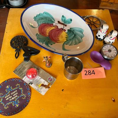 Lot of kitchen ware