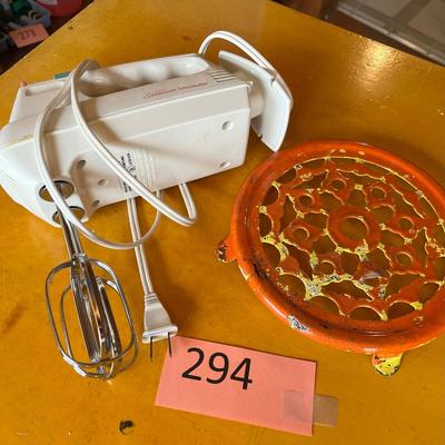 Mixer and trivet