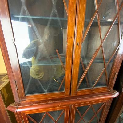 Lot 043 | Lattice Front Corner Cabinet with Finial