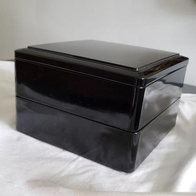 Lacquered jewelry box