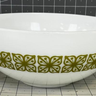 Pyrex White with Green 4 Quart and 2 handles 