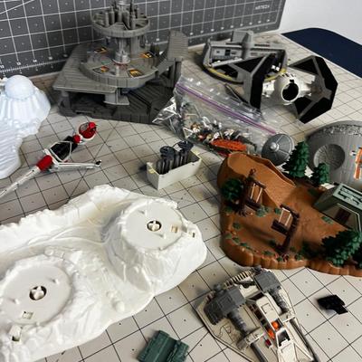 Miniature Star Wars Set Figurines & Vehicles 