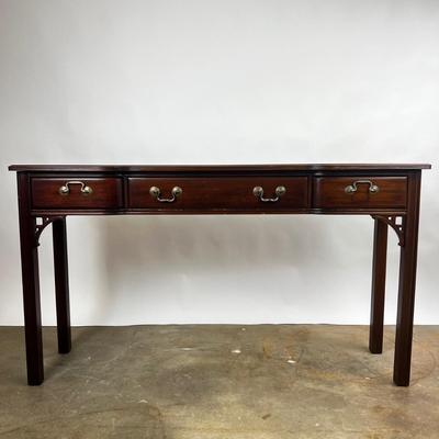 1318 Vintage 1980s Davis Cabinet Co. Chippendale Style Mahogany Console Table
