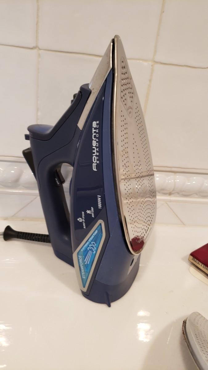 Clean Rowenta iron with cover