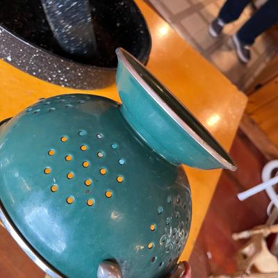 Vintage Granite ware roaster & collendar