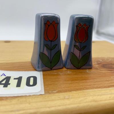 Blue lusterware salt & pepper shakers