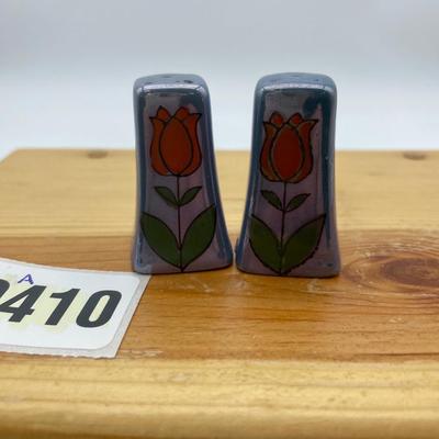 Blue lusterware salt & pepper shakers
