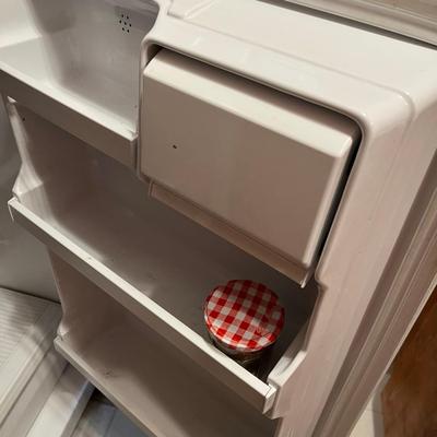 Frigidaire Apartment sized refrigerator