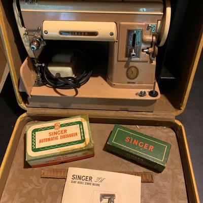 Vintage Singer Sewing Machine w/ accessories in case.