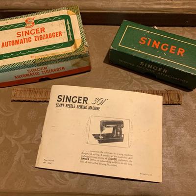 Vintage Singer Sewing Machine w/ accessories in case.