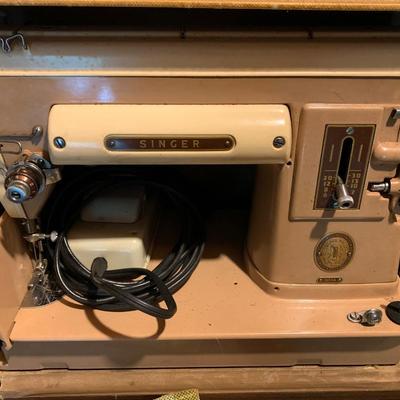 Vintage Singer Sewing Machine w/ accessories in case.