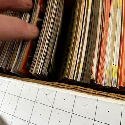 Giant Mixed lot of Sports Cards: Baseball and Football