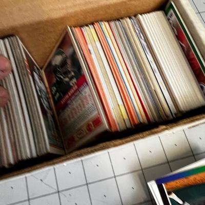 Giant Mixed lot of Sports Cards: Baseball and Football