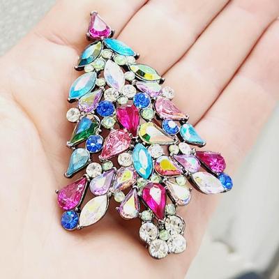 VINTAGE AVON 2006 AVON RHINESTONE CHRISTMAS TREE 3RD ANNUAL PIN BROOCH