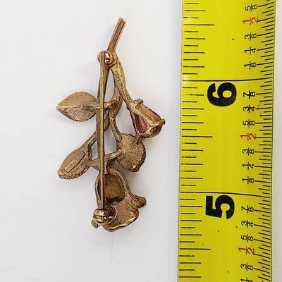 VINTAGE AVON GOLD TONED ROSE SHAPED PINK STONE BROOCH