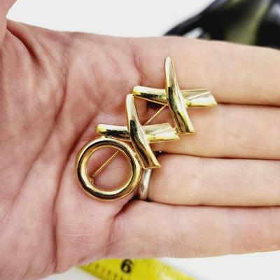 VINTAGE GOLD TONED XXO BROOCH