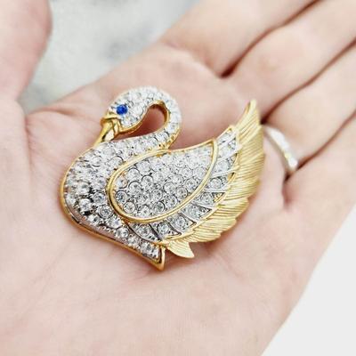 VINTAGE SWAN PARKLANE GOLD & SILVER TONE BROOCH WITH DIAMANTE CRYSTALS