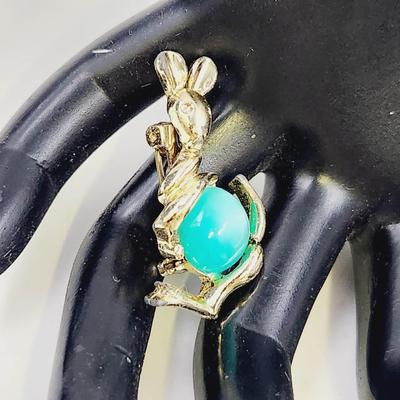 VINTAGE GOLD TONED KANGAROO PIN