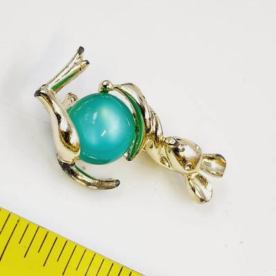 VINTAGE GOLD TONED KANGAROO PIN