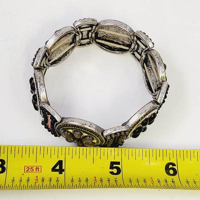 DESIGNED SILVER TONED CIRCLE STRETCHY BRACELET