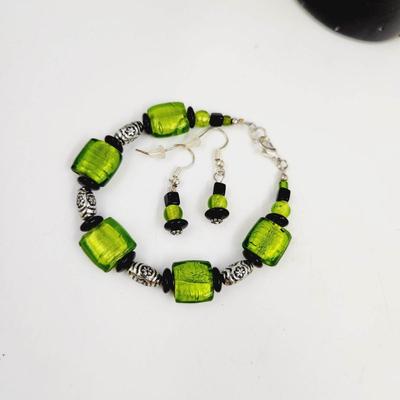 BEAUTIFUL HANDCRAFTED GREEN & BLACK NECKLACE & EARRINGS SET