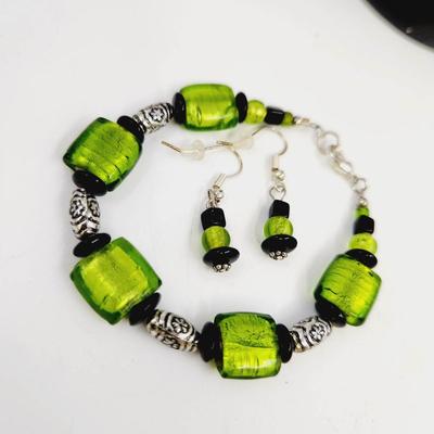 BEAUTIFUL HANDCRAFTED GREEN & BLACK NECKLACE & EARRINGS SET