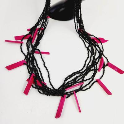 BEAUTIFUL SEED BEAD & MAGENTA PINK NECKLACE
