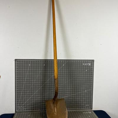 Round Nose Shovel