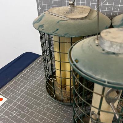Squirrel Proof Bird Feeders 