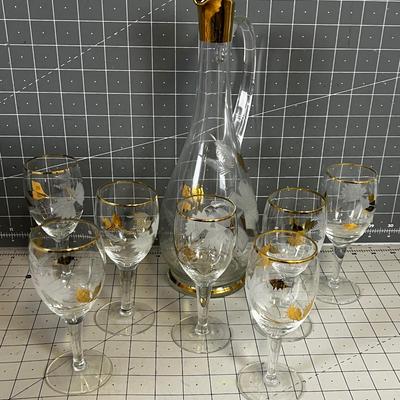 Decanter Etched Glass, with 7 Wine Glasses