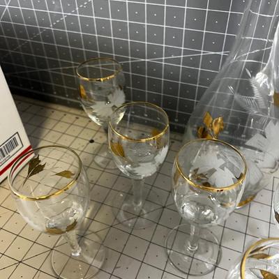 Decanter Etched Glass, with 7 Wine Glasses