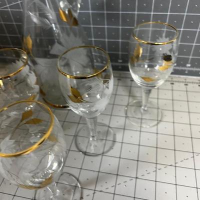 Decanter Etched Glass, with 7 Wine Glasses