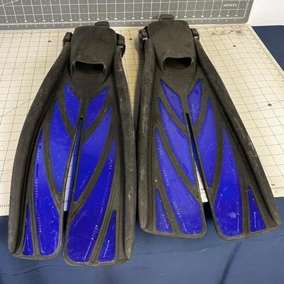 Atomic Aquatics Size Medium Flippers 