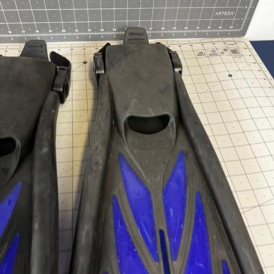 Atomic Aquatics Size Medium Flippers 