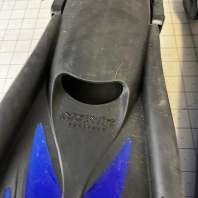 Atomic Aquatics Size Medium Flippers 