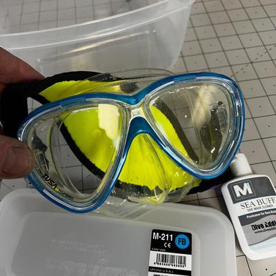 Atomic Aquatics Goggles with Case