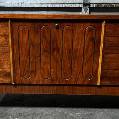 LANE - Mid Century Modern Cedar Chest 