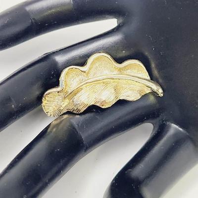 GERRYS LEAF GOLD TONED PIN
