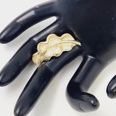 GERRYS LEAF GOLD TONED PIN