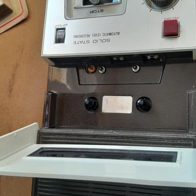 Vintage working CRAIG Portable Cassette Player 2603 JAPAN with tapes and protective case