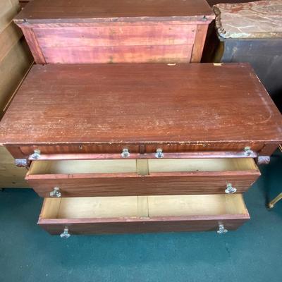 Lot 104 | Mahogany Dresser
