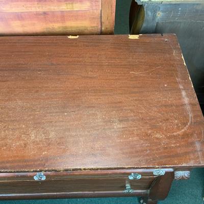 Lot 104 | Mahogany Dresser