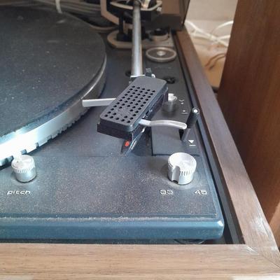Vintage Dual CS 704 Electronic Direct Drive Turntable Made in Germany with a pair of Realistic speakers